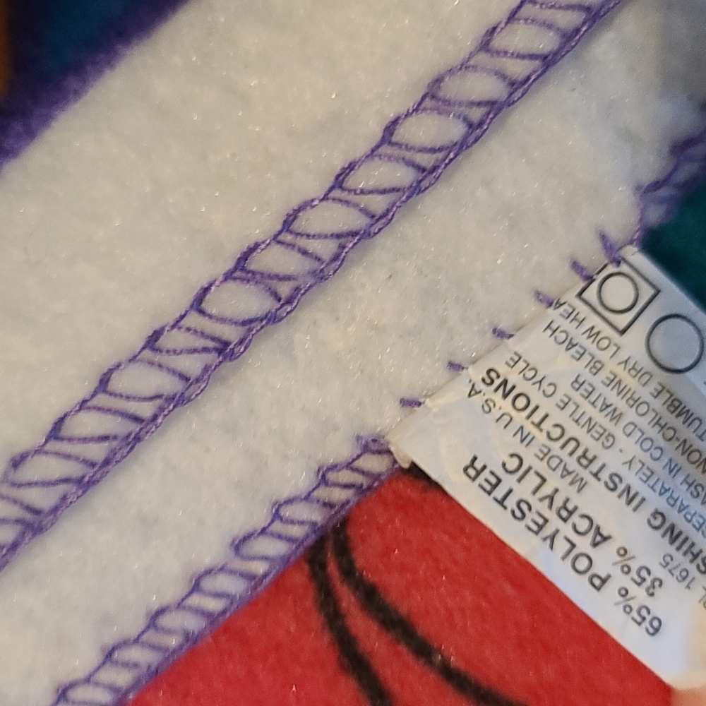 Vintage 90s Disney Pocahontas blanket - Picture 4 of 7